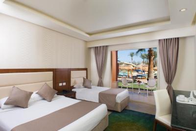 Double or Twin Room with Pool View 5